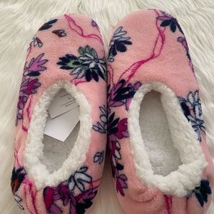 Ladies size large Vera Bradley Slippers. Brand new. Fits size 9-10.